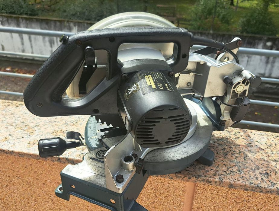 Maquina de corte em esquadria