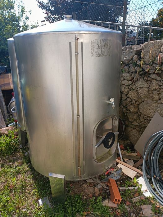 Cubas em inox para armazenamento de vinho, 750 e 1000 litros
750 litrros180€
1000 litros 200€