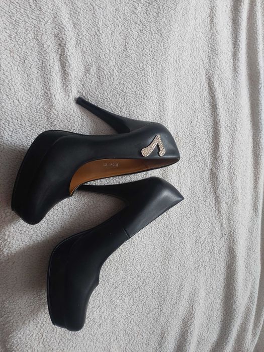 Туфлі чорні на каблуку