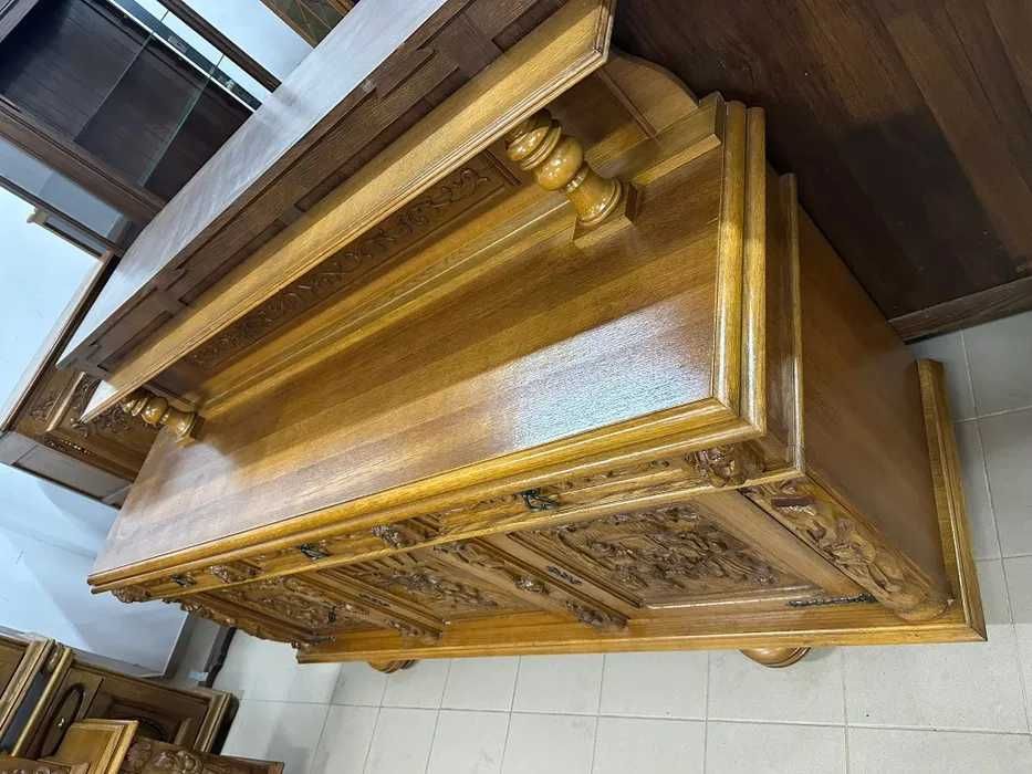 Rzeźbiony komplet – witryna, komoda, stół + 6 krzeseł.