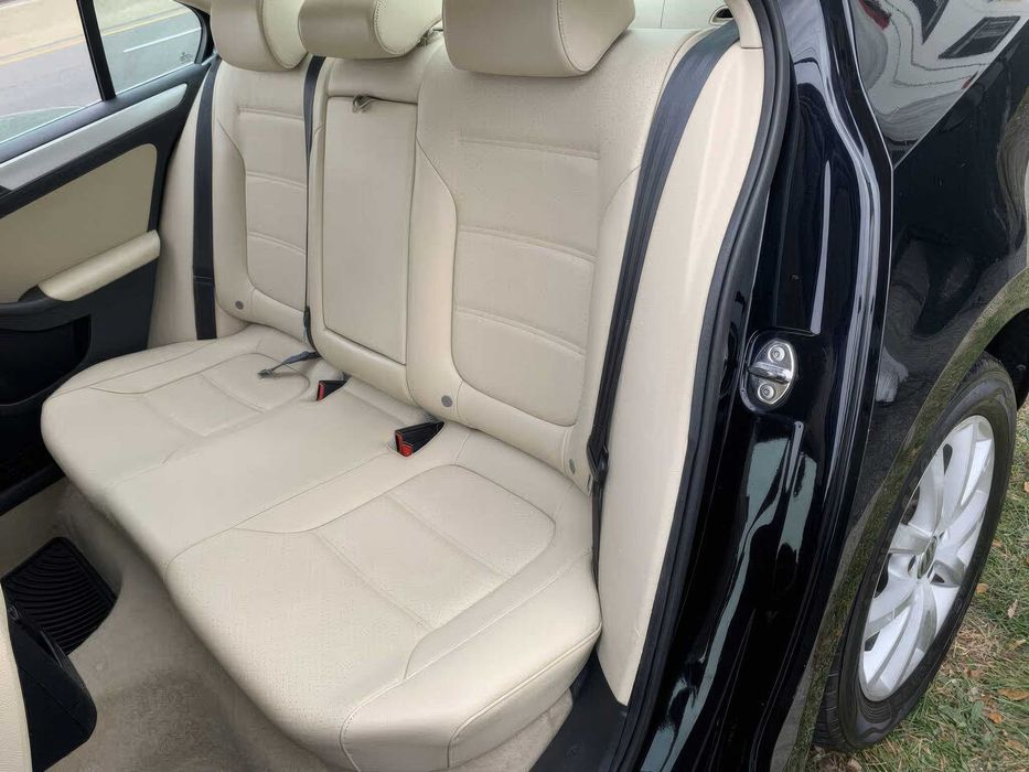 Volkswagen Jetta SE with Conv and Sunroof      2013