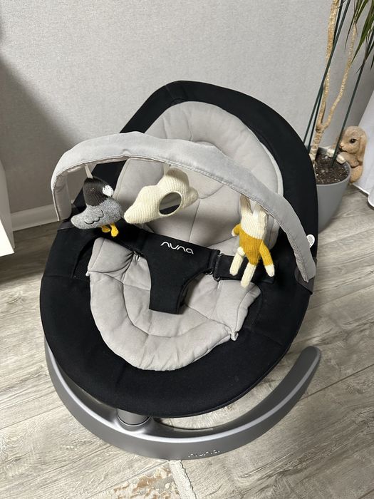 Продам дитячий шезлонг качалку Nuna leaf