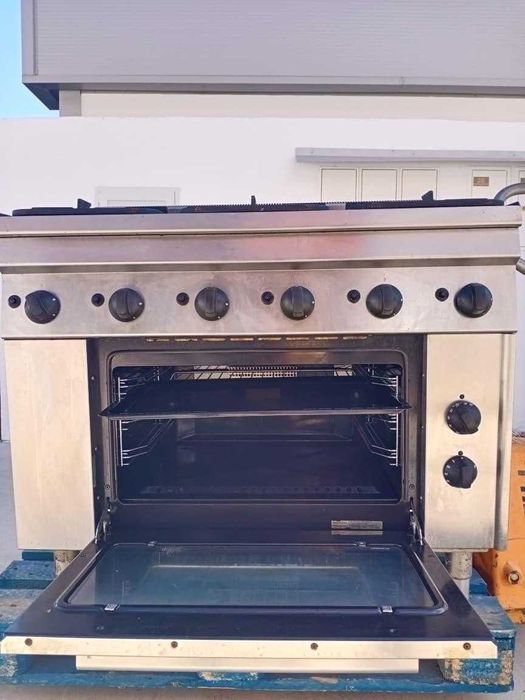 Fogão a gás com 6 queimadores e forno ventilado.