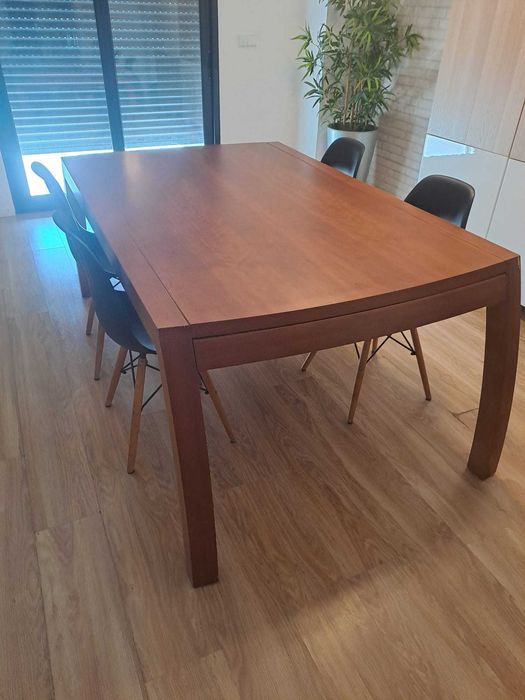 Mesa de sala de refeição, em cerejeira