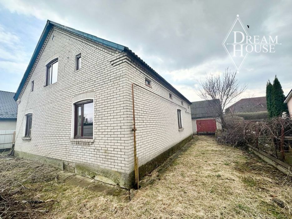 Продаж будинку з білої цегли