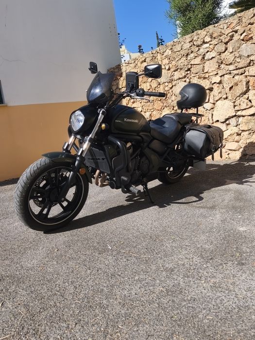 Kawasaki Vulcan S 650 - com jaqueta e capacete