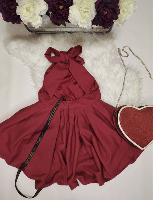 Сукня червона з відкритою спинкою підійде на s-m