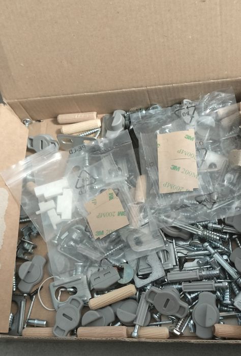 Zaciski, wkręty, śrubki, kołki, itp. do montażu mebli kuchennych Ikea