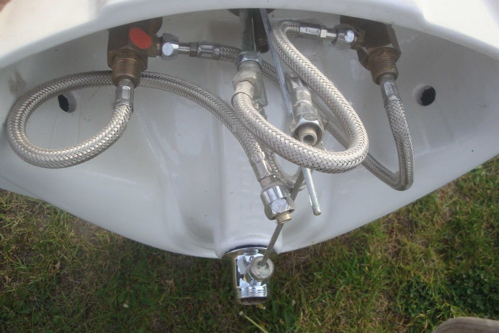 umywalka na nóżce uszkodzona