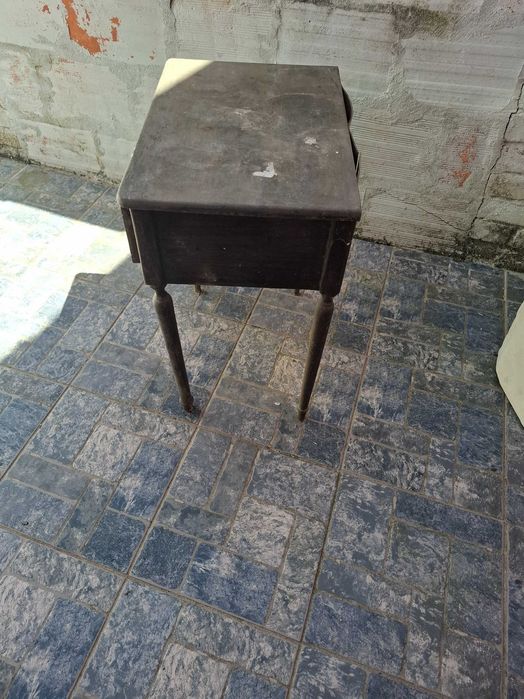 Mesinha de cabeceira  para restaurar