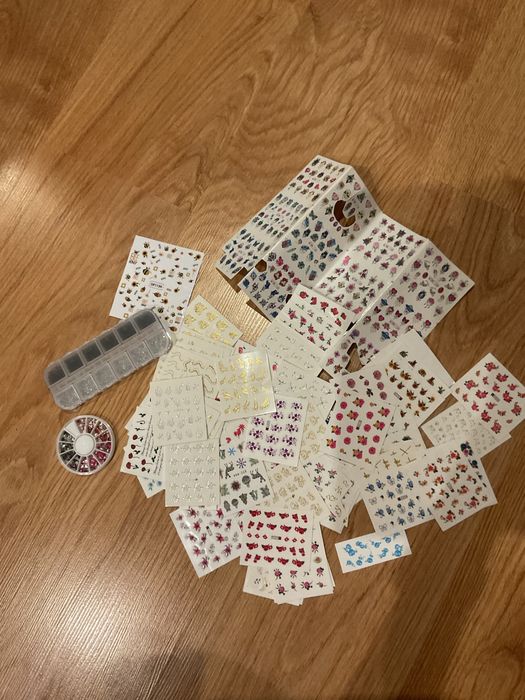 Zestaw akcesoriów do zdobień panzokci diamenty, serca, naklejki