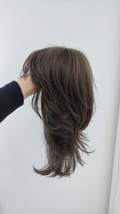 Brązowa peruka syntetyczna z grzywką NAH