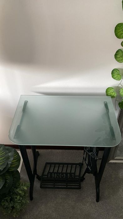 Pés de uma máquina de costura vintage (inclui vidro)