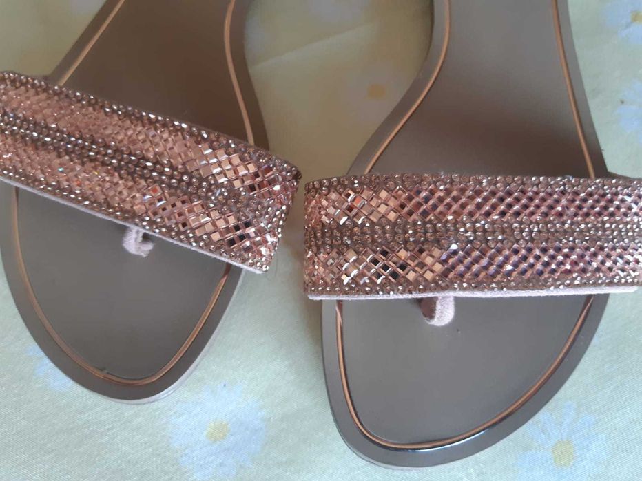 Marca Aldo-chinelos com lantejoulas