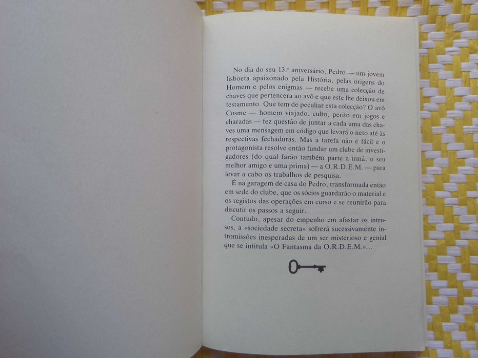 O CLUBE DAS CHAVES 
Toca a 4 mãos M TMaia Gonzalez; MRosário Pedreira