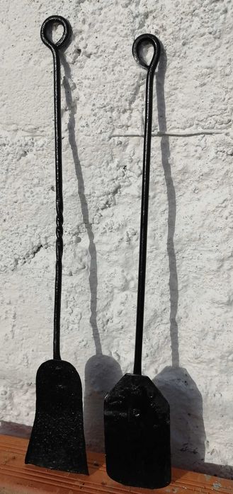 antigas pás de braseira em ferro forjado