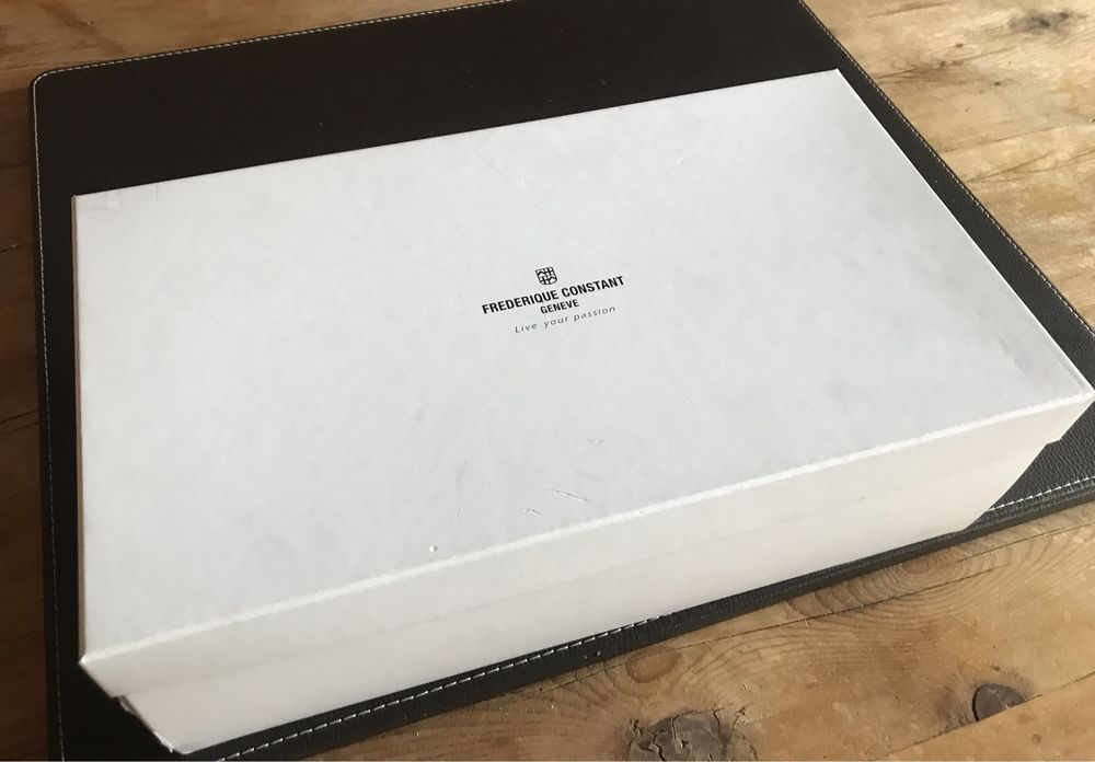 Caixa Frederique Constant com barco promocional