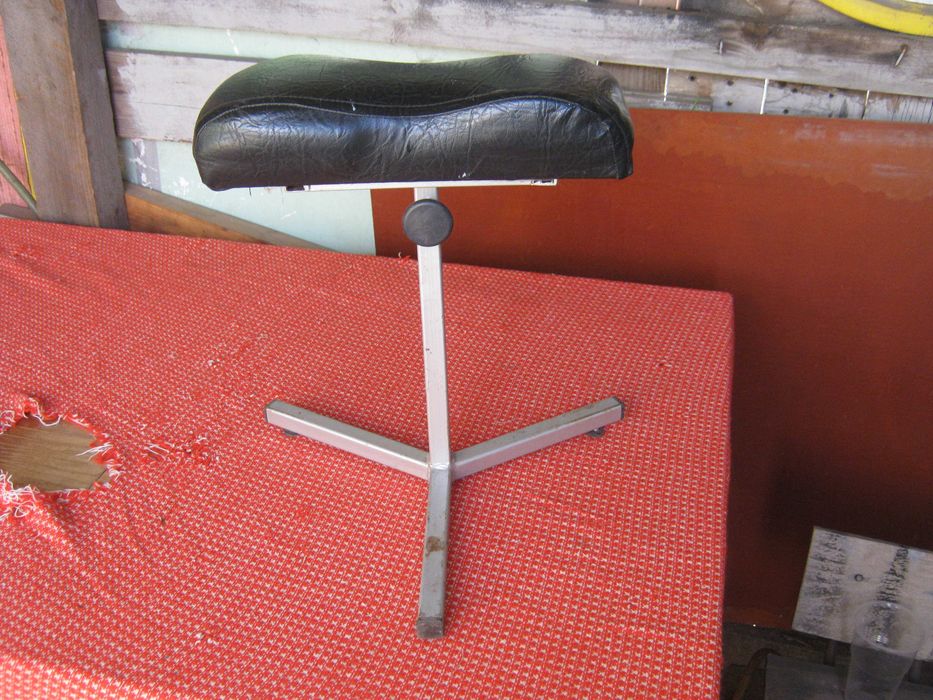 Стул для педикюра.Есть регулировка высоты.