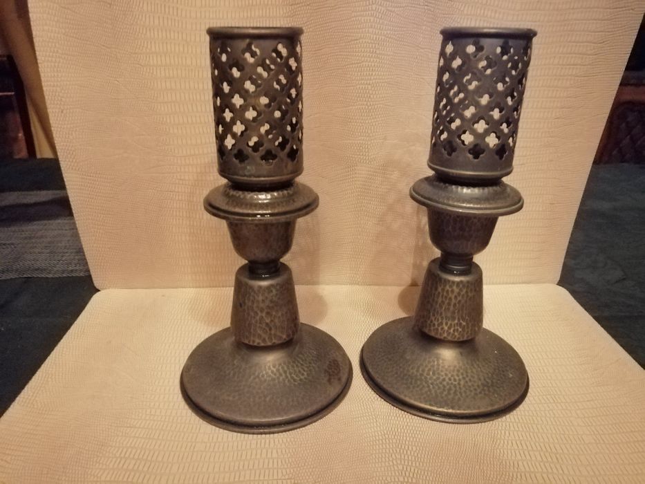 Castiçais antigos em metal