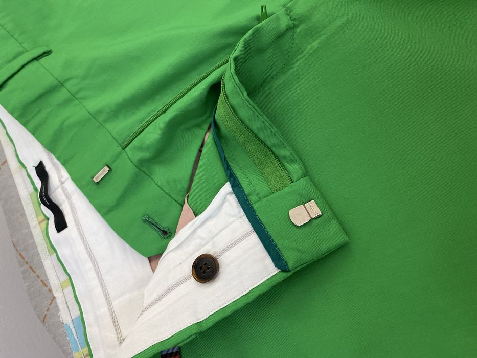 Стильні штани зеленого кольору .