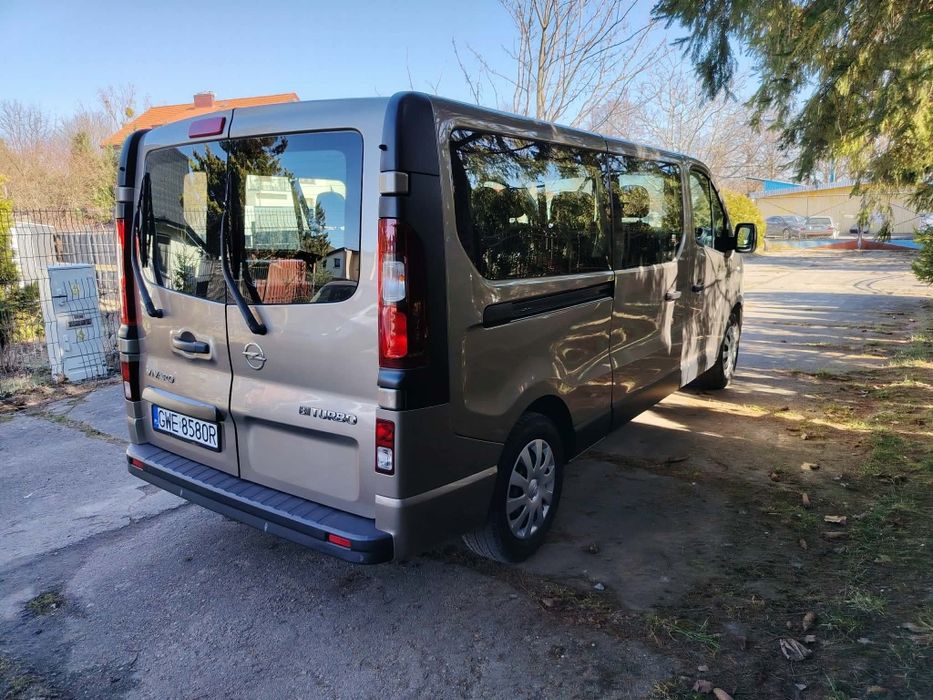 Opel Vivaro Long 9 osobowy 2017r.