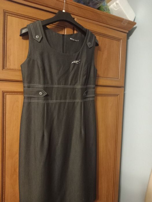 Biurowa sukienka czarna z brożka