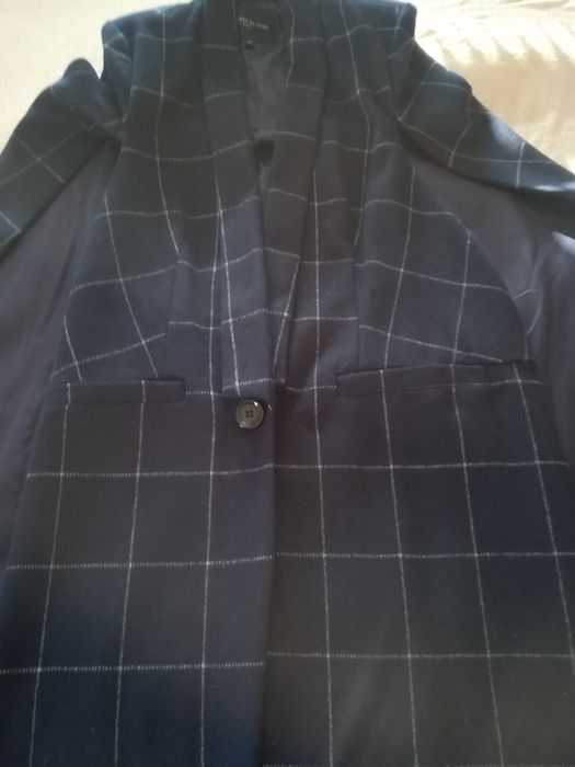 Capa comprida em azul da marca francesa "On Parle de Vous"