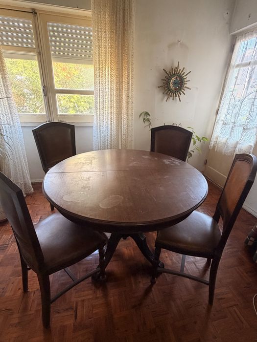 Conjunto de mesa e 4 cadeiras