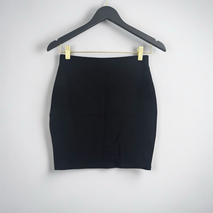 Czarna spódnica mini o dopasowanym kroju s