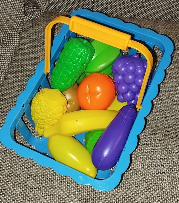 Овочі та фрукти в корзині