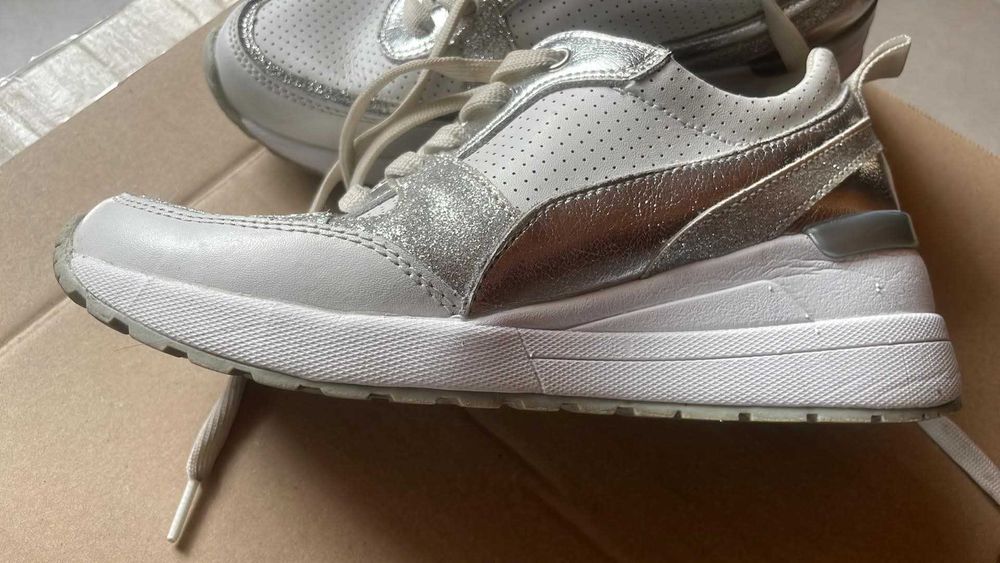 Buty sportowe damskie