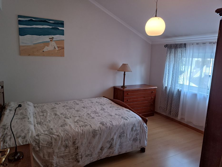 Quarto mobilado com WC privativo e Sala/ Estúdio próximo Oeiras Parque e  novo edifício da CMO