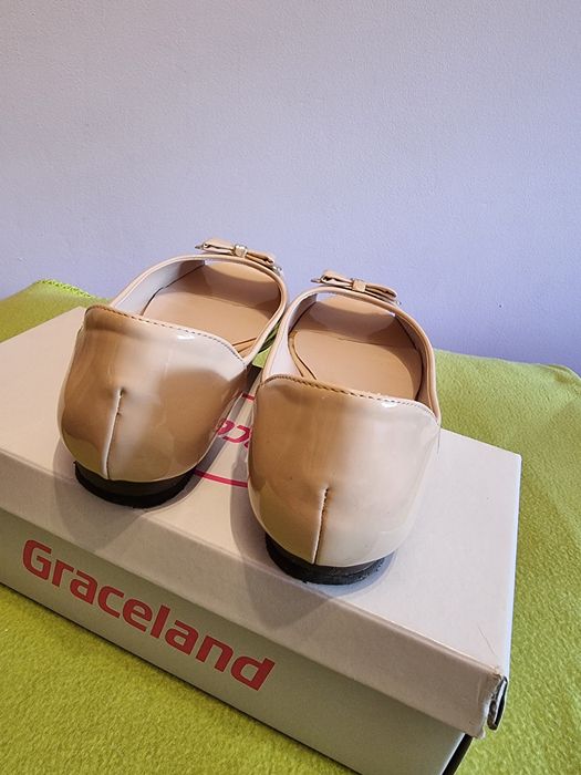 Używane buty w kolorze kremowym