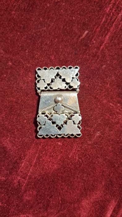 Fecho mosquetão vintage em prata contrastada.