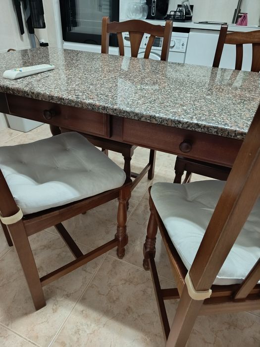 Mesa de cozinha com 4 cadeiras