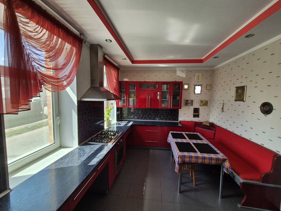 Продається будинок в Центральній частині міста.