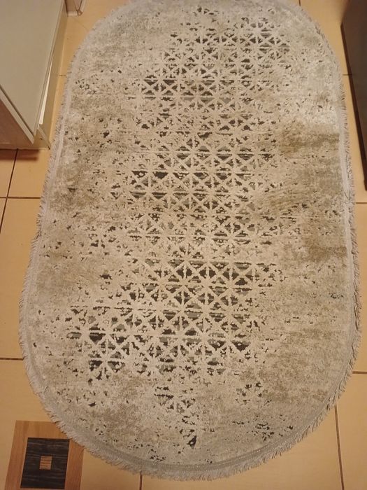 Продам коврік в дуже гарному стані мае гарний візерунок  сіруватий