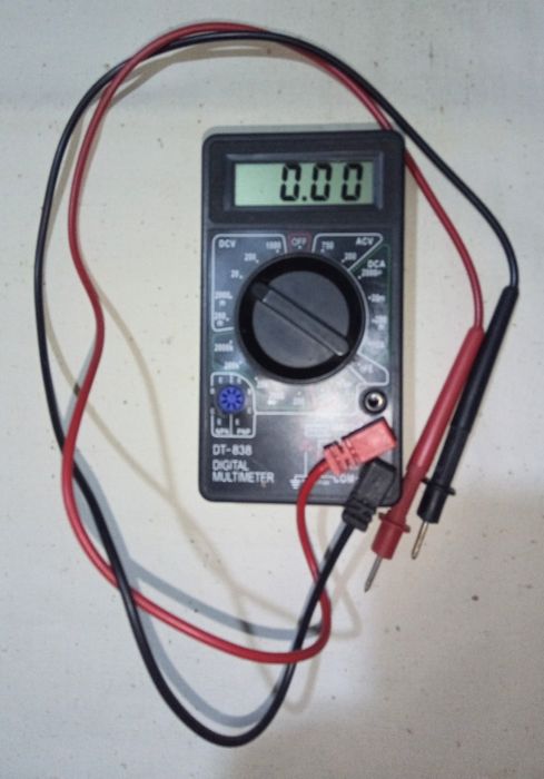 Мультиметр для виміра напруги, опору, струму, перевірки транзисторів