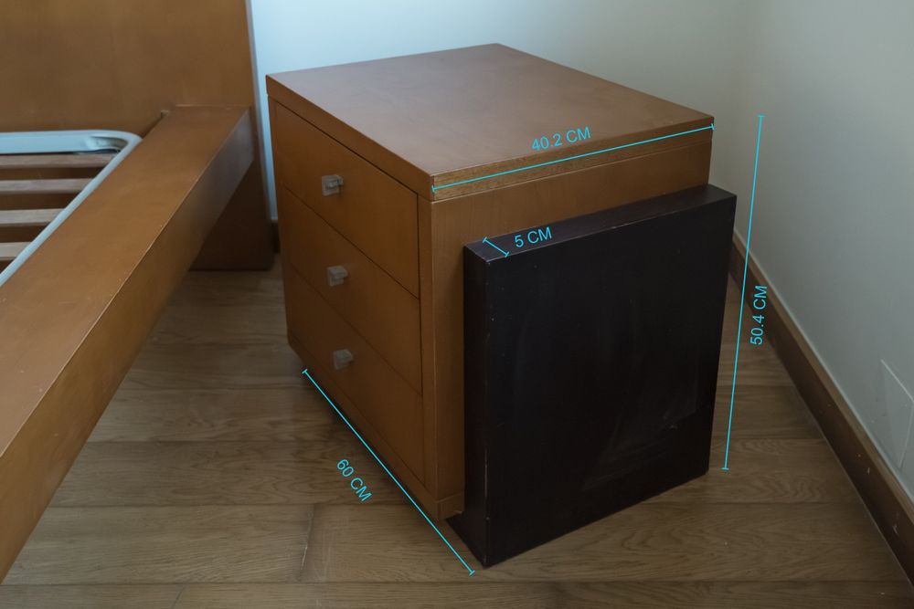 Mesa de cabeceira / cómoda de madeira com 3 gavetas