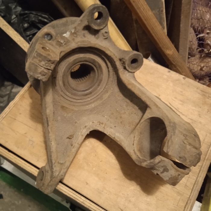 Кулак правий рульовий Пежо 309