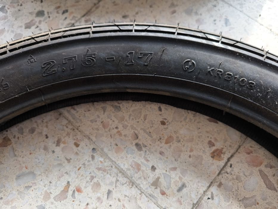 Vários pneus motorizadas triciclos e motociclos