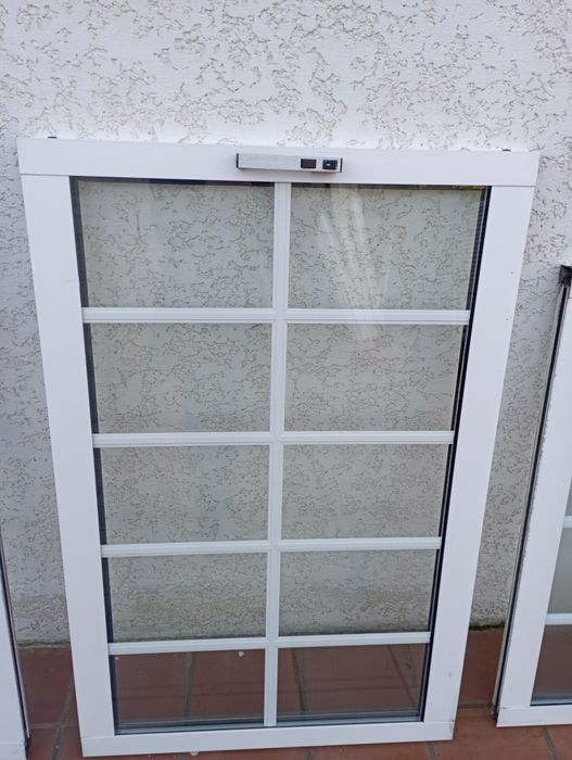 Janelas alumínio brancas usadas vidro duplo sem aros