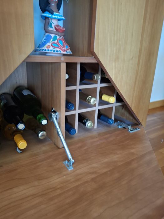Móvel Bar Nogueira Maciça - Vitrine + Garrafeira 12 Garrafas