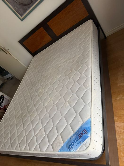 Cama dd casal com colchao e duas mesinhas de cabeceira