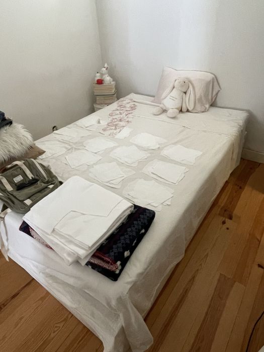Cama de Madeira Maciça com Gavetas – Estrutura Robusta e Funcional