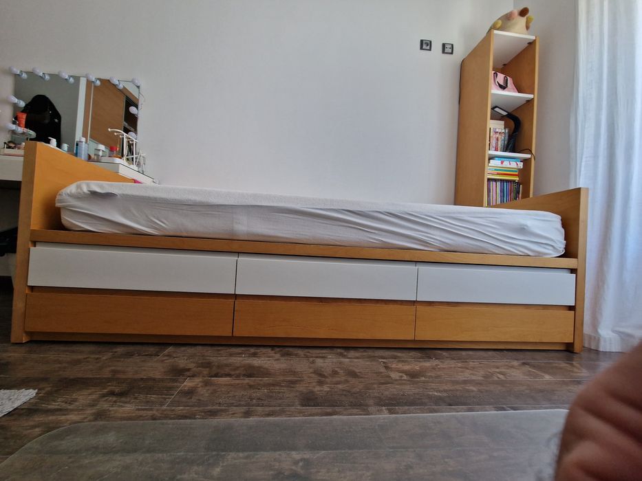 Cama de Solteiro com estante com bastante arrumação.  6 gavetas grande