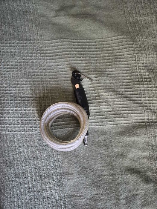 Cabo com cadeado para prender bicicleta.