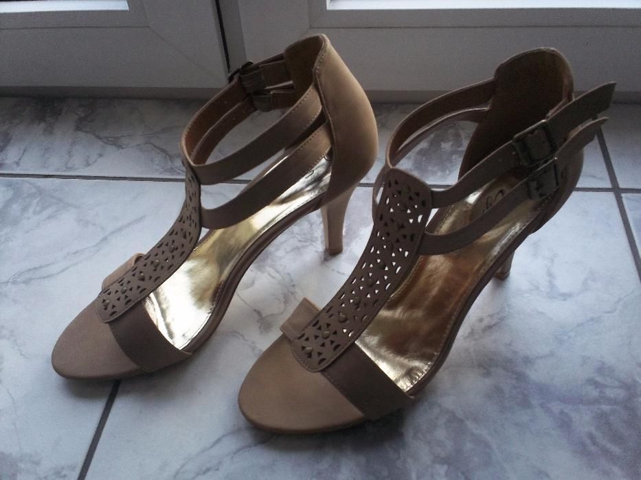 Nowe beżowe sandałki City Walk 40