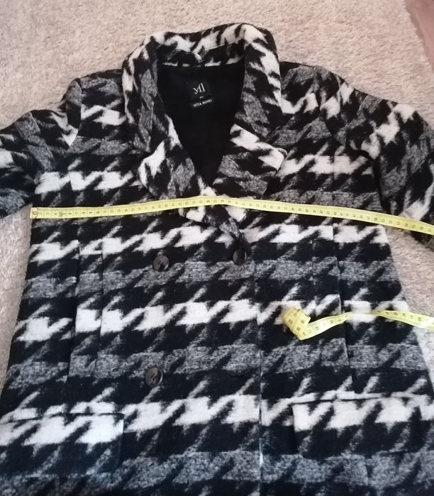 Czarno-Biały płaszcz.