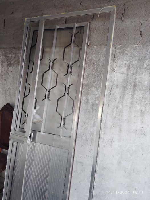 Porta de alumínio usada